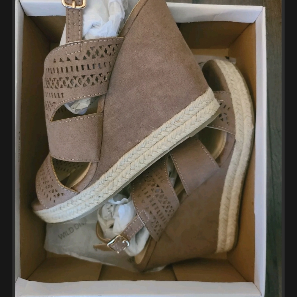 Wedge sandal 8.5